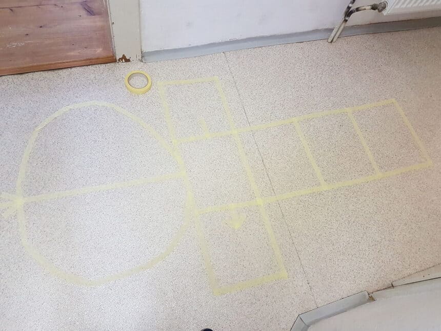 Skákaci panák vytvořený na podlaze pomocí papírové lepící pásky