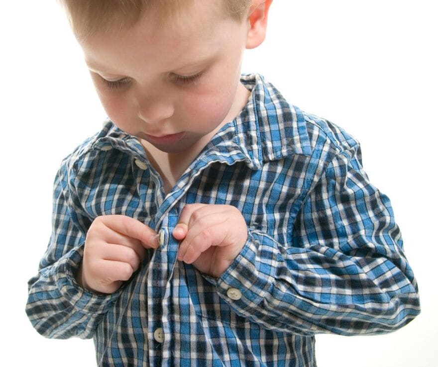 Samostatné dítě si umí samo zapnout knoflíčky u košile.